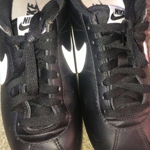 black nike cortez women’s size 8